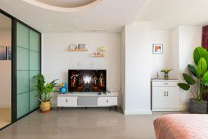 Qingdao Shanhaiji Sea View B&B Wusi Square Branch的电视和/或娱乐中心