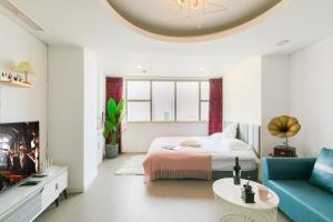 Qingdao Shanhaiji Sea View B&B Wusi Square Branch客房内的一张或多张床位