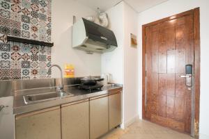 Qingdao Shanhaiji Sea View B&B Wusi Square Branch的厨房或小厨房