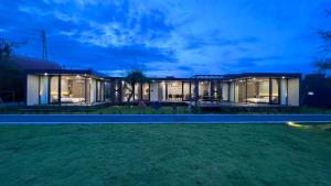 Kon Rung (1)DSD Resort的夜晚有大院子的房子