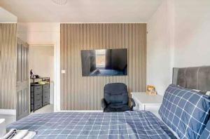 TV a/nebo společenská místnost v ubytování Private Room in Uxbridge near Heathrow