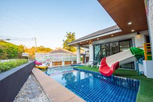 Πισίνα στο ή κοντά στο Airport Pool Villa บางเสร่