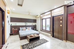 Ένα ή περισσότερα κρεβάτια σε δωμάτιο στο StayVista at The Saket Farm with Pool, Bonfire +27 φωτογραφίες