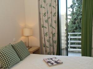 The Park Hotel Piraeus tesisinde bir odada yatak veya yataklar
