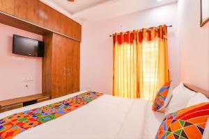 Postel nebo postele na pokoji v ubytování Fabhotel Hathvik Park - Near to Nandanam Metro Station