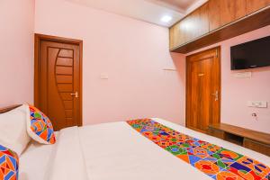Postel nebo postele na pokoji v ubytování Fabhotel Hathvik Park - Near to Nandanam Metro Station