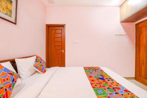 Postel nebo postele na pokoji v ubytování Fabhotel Hathvik Park - Near to Nandanam Metro Station