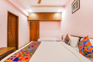 Postel nebo postele na pokoji v ubytování Fabhotel Hathvik Park - Near to Nandanam Metro Station