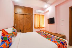Postel nebo postele na pokoji v ubytování Fabhotel Hathvik Park - Near to Nandanam Metro Station