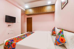 Postel nebo postele na pokoji v ubytování Fabhotel Hathvik Park - Near to Nandanam Metro Station