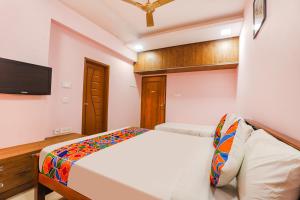 Postel nebo postele na pokoji v ubytování Fabhotel Hathvik Park - Near to Nandanam Metro Station