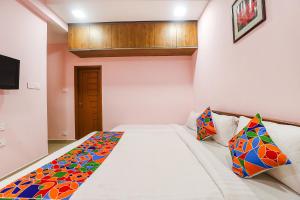 Postel nebo postele na pokoji v ubytování Fabhotel Hathvik Park - Near to Nandanam Metro Station