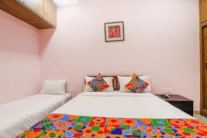 Postel nebo postele na pokoji v ubytování Fabhotel Hathvik Park - Near to Nandanam Metro Station