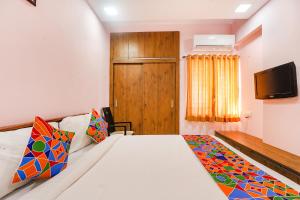 Postel nebo postele na pokoji v ubytování Fabhotel Hathvik Park - Near to Nandanam Metro Station