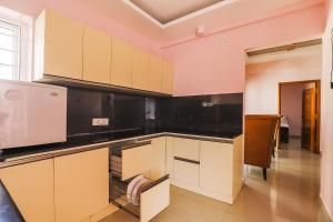 Kuchyň nebo kuchyňský kout v ubytování Fabhotel Hathvik Park - Near to Nandanam Metro Station