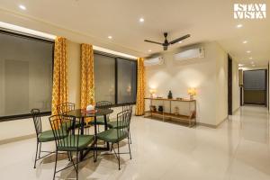 ein Esszimmer mit Tisch und Stühlen in der Unterkunft StayVista at Sundale Apartment with Heater & WiFi in Varanasi