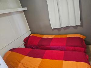 ferme de castel pouzouilh客房内的一张或多张床位
