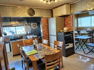Eldhús eða eldhúskrókur á 個室102和室駅徒歩6分Atami Hakoneも近いゲストハウス真鶴