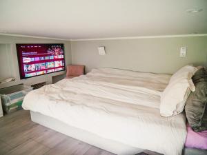 Gallery image of Fireside Lodge near Golf, Ski & Lake in Ågesta