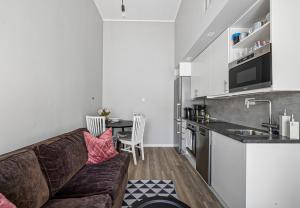 a living room with a couch and a kitchen at Fireside Lodge near Golf, Ski & Lake in Ågesta +22 photos