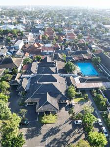 Bazén v ubytování Kusuma Sahid Prince Hotel Solo nebo v jeho okolí