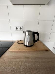 a tea kettle sitting on a counter in a kitchen at Altstadt-Apartment Bad Nauheim in Bad Nauheim