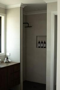 Ένα μπάνιο στο Home Away From Home - Contemporary Sophistication +34 φωτογραφίες