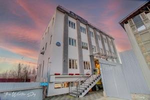 シュリーナガルにあるHotel The Winter Skyの白い大きな建物