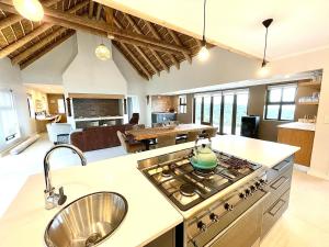 Kuchyň nebo kuchyňský kout v ubytování Beachcomber Cottage Springerbaai