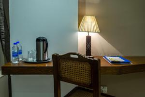 Příslušenství pro přípravu čaje a kávy v ubytování Hotel Ashrafee