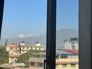 Vista generica sulle montagne o vista sulle montagne dall'interno dell'hotel