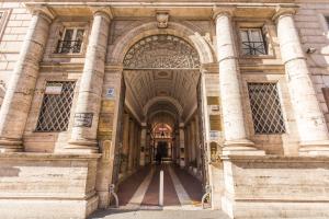 uma entrada para um edifício com uma arcada em Matisse Royal em Roma
