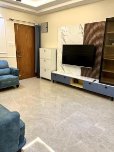 Televisyen dan/atau pusat hiburan di Hum Homes - Urban Abode