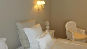سرير أو أسرّة في غرفة في Hotel Alegria
