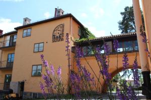 a building with purple flowers in front of it at Sigtunastiftelsen Hotell & Konferens in Sigtuna +33 photos
