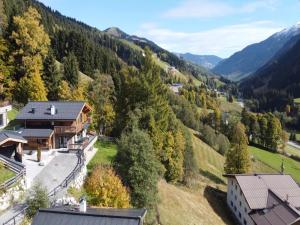 Fotografia z galérie ubytovania Chalet in Saalbach with Panoramic Sauna v destinácii Saalbach Hinterglemm