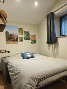 Postel nebo postele na pokoji v ubytování La ferme de Berlioz