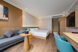 Postel nebo postele na pokoji v ubytování Tonglu City Center Rosery Hotel