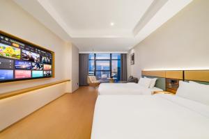 Postel nebo postele na pokoji v ubytování Tonglu City Center Rosery Hotel