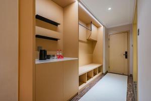 Kuchyň nebo kuchyňský kout v ubytování Tonglu City Center Rosery Hotel