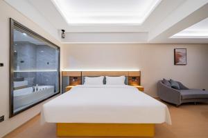 Postel nebo postele na pokoji v ubytování Tonglu City Center Rosery Hotel