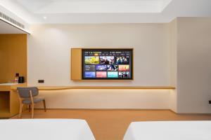 TV a/nebo společenská místnost v ubytování Tonglu City Center Rosery Hotel