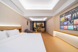 Postel nebo postele na pokoji v ubytování Tonglu City Center Rosery Hotel