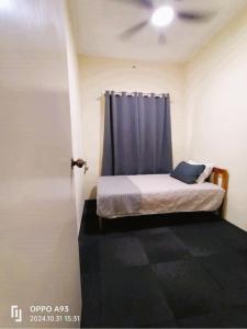 Ένα ή περισσότερα κρεβάτια σε δωμάτιο στο Milyar Homestay