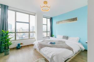 Qingdao Shanhaiji Sea View B&B Wusi Square Branch客房内的一张或多张床位