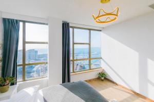Qingdao Shanhaiji Sea View B&B Wusi Square Branch客房内的一张或多张床位