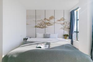 Qingdao Shanhaiji Sea View B&B Wusi Square Branch客房内的一张或多张床位