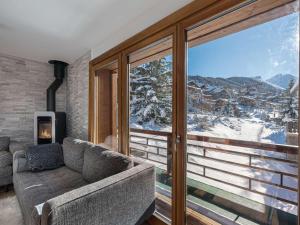 クールシュヴェルにあるChalet Mitoyen à Courchevel Moriond, 4 Chambres, 8 Personnes, Ski aux Pieds, Parking, Services Inclus - FR-1-563-104のソファと大きな窓のあるリビングルーム