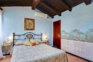 una camera da letto con un letto su cui è sdraiato un cane di Locanda Antico Fiore a Venezia