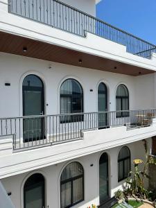 an external view of a building with windows and balconies at Homestay Mr Hồng Vĩnh Hy in Ninh Hải